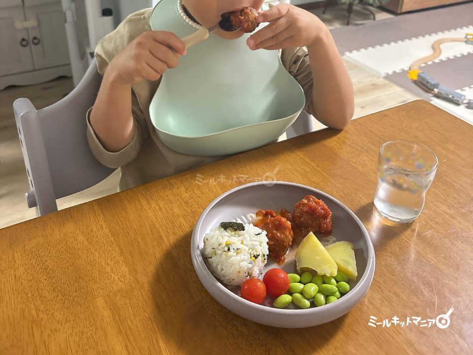 ホーミール：ミートボールを子どもが食べる様子