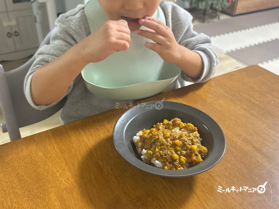 ホーミール：キーマカレーを食べる子ども